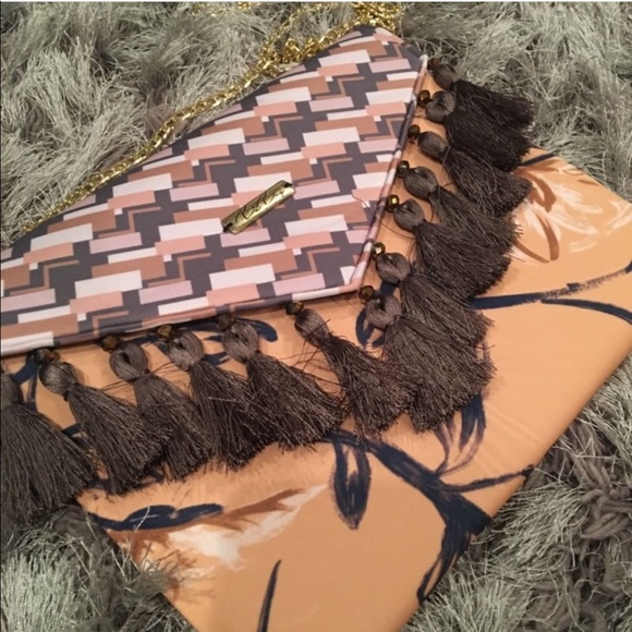 Edgy clutch